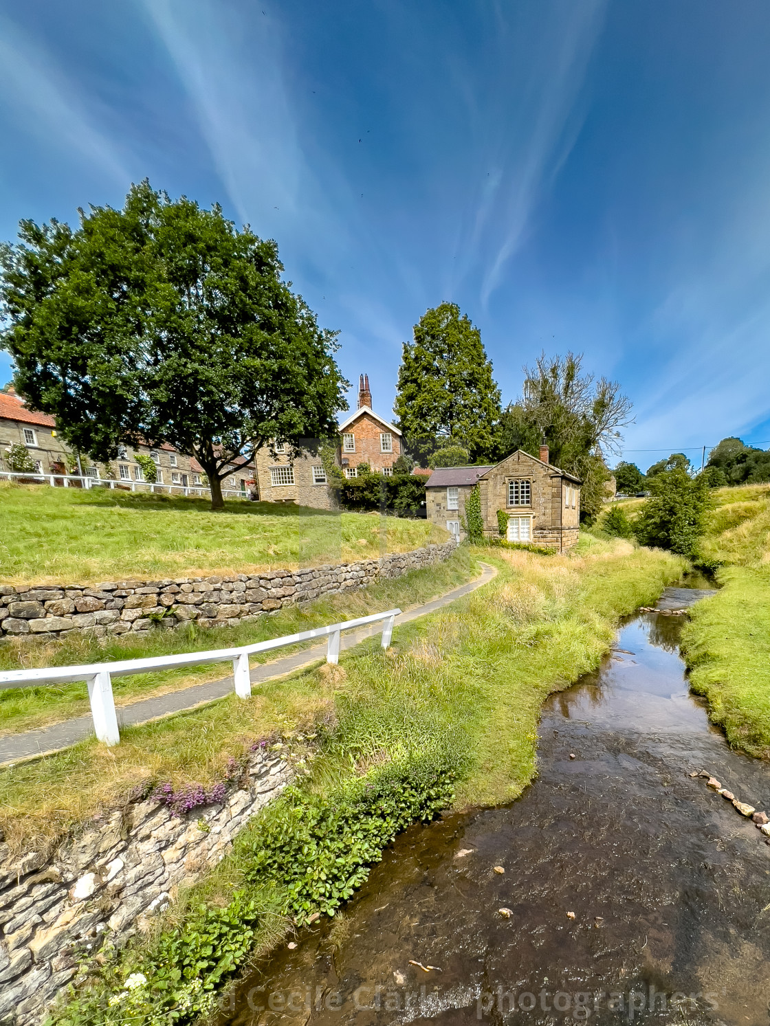 "Cottage and the Beck, Hutton le Hole" stock image