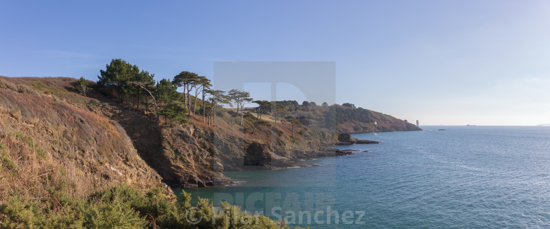 "View of St.Anthony's lighthouse from Carricknath point, Cornwall" stock image