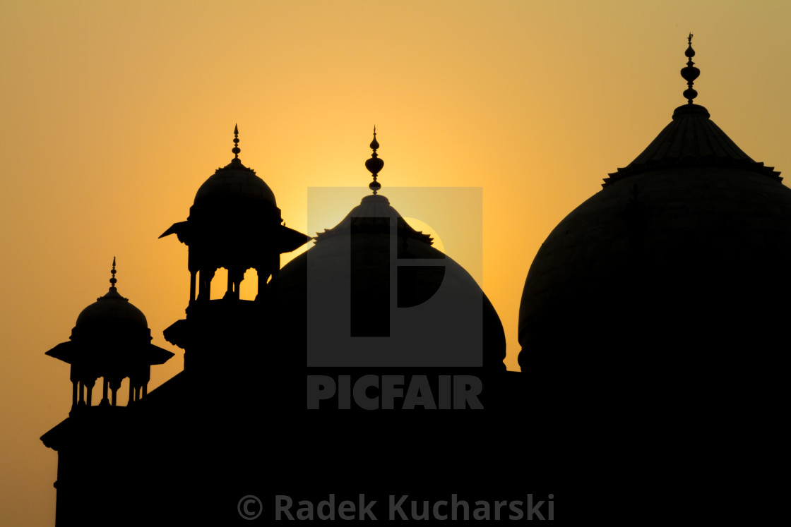 "Sunrise at Taj Mahal: jawāb - the answer" stock image