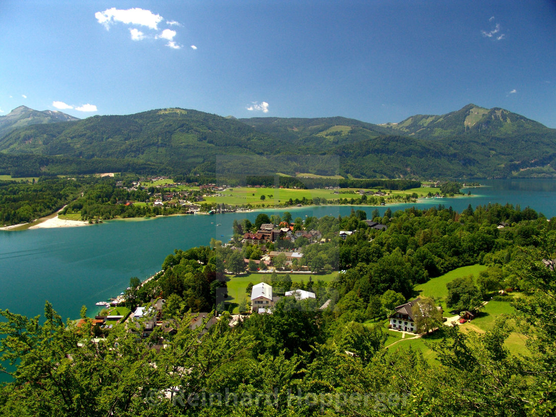 "A great view of Lake Wolfgang and the town of St.Wolfgang in Austria" stock image