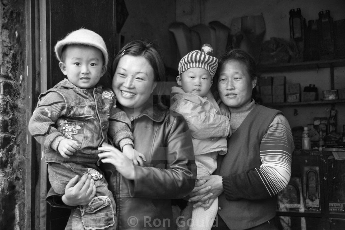 "China, 2 moms & kids" stock image