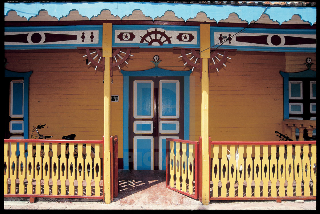 Fachada de casa en Isla Mujeres, en el Caribe mexicano - License, download  or print for £ | Photos | Picfair