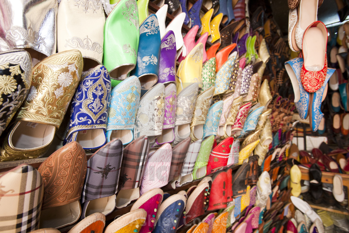 undertrykkeren angreb Kridt Traditional Moroccan slippers on a stand at a souk in Marrakech,  Morocco,... - License, download or print for £37.20 | Photos | Picfair