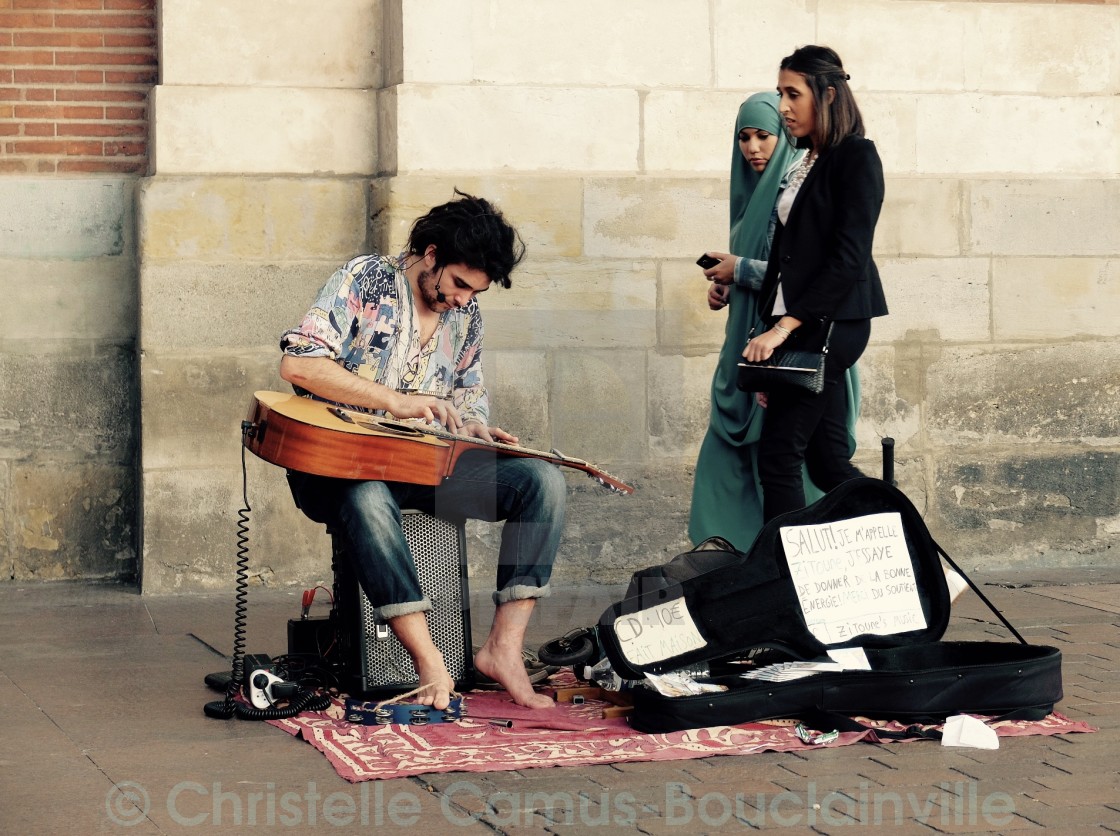 "The musician and the girls" stock image