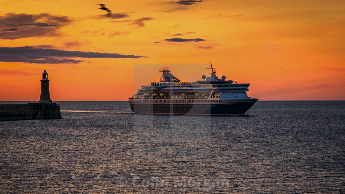 "MV Balmoral coming into the Tyne at Sunrise-3706" stock image