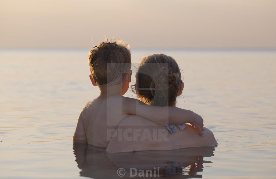 Мама и сын на море