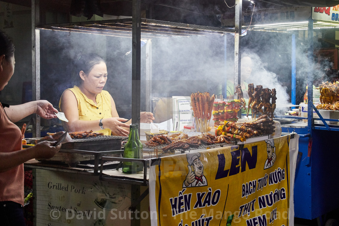 "Barbecued street food featuring prawns octops and frogs at Hoi An night..." stock image