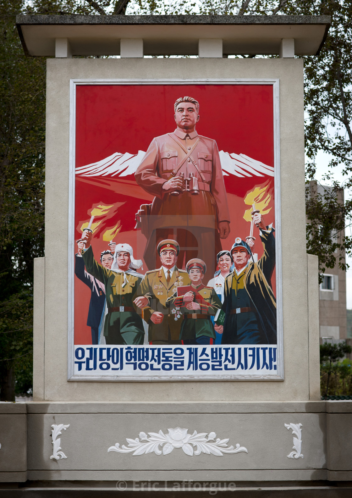 "Propaganda billboard of Kim il Sung in front of mount Paektu, Ryanggang..." stock image