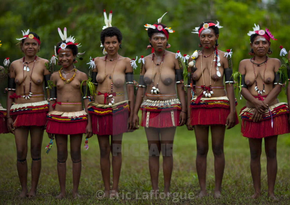 Female Tribal Dancers In Trobriand Island Papua New Guinea License Download Or Print For 71 55 Photos Picfair