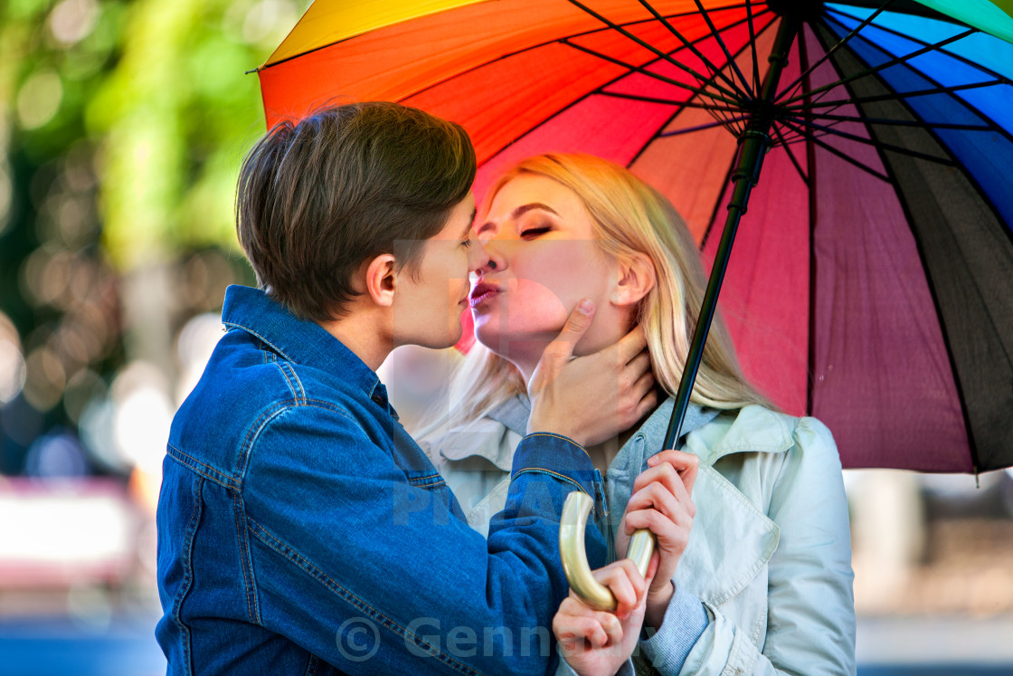 Семья под зонтом от ЛГБТ