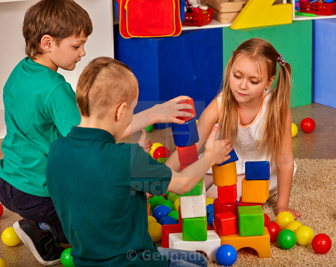 children building with blocks