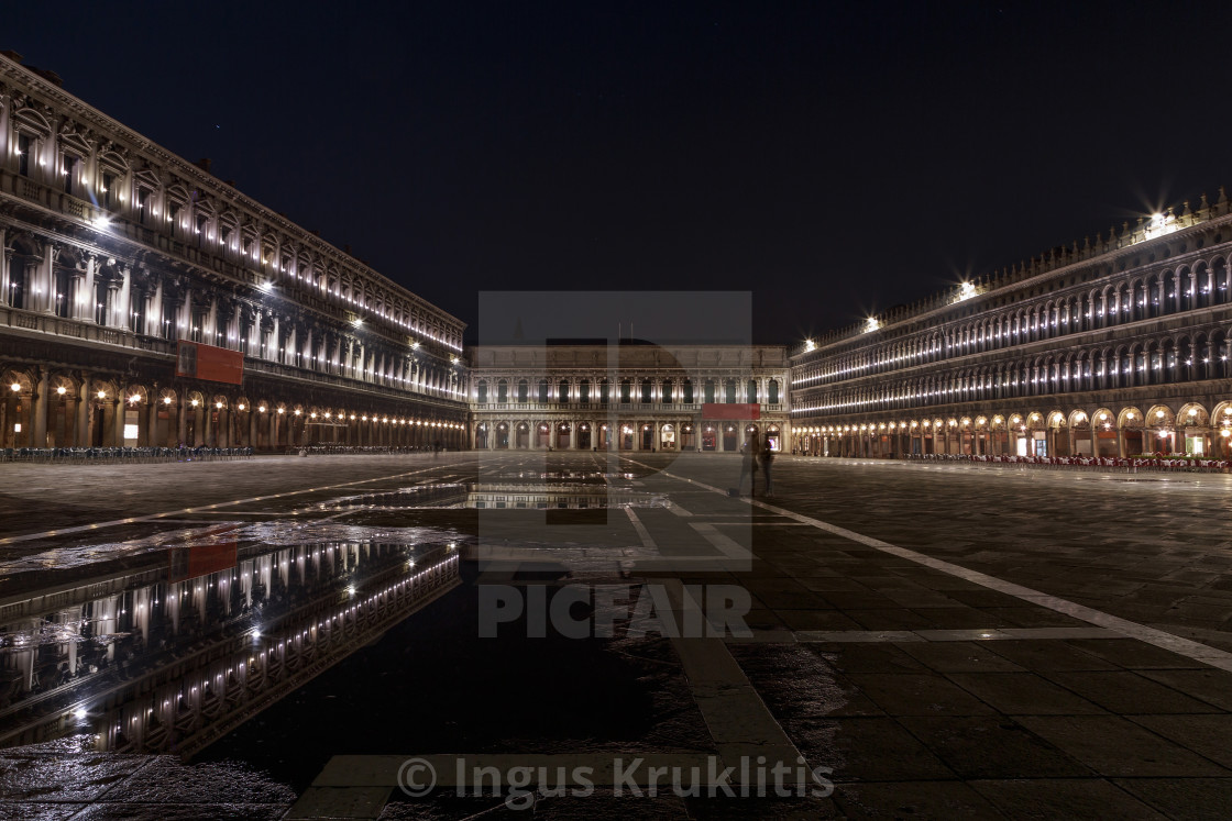 "Gorgeous empty and shiny Piazza San Marco square at night. Very rear view..." stock image