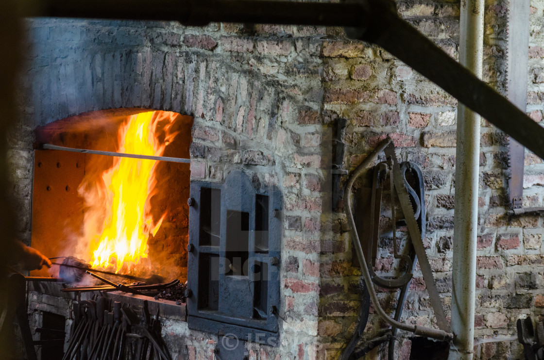 Горн раскален гудит в печи огонь лихих сердец
