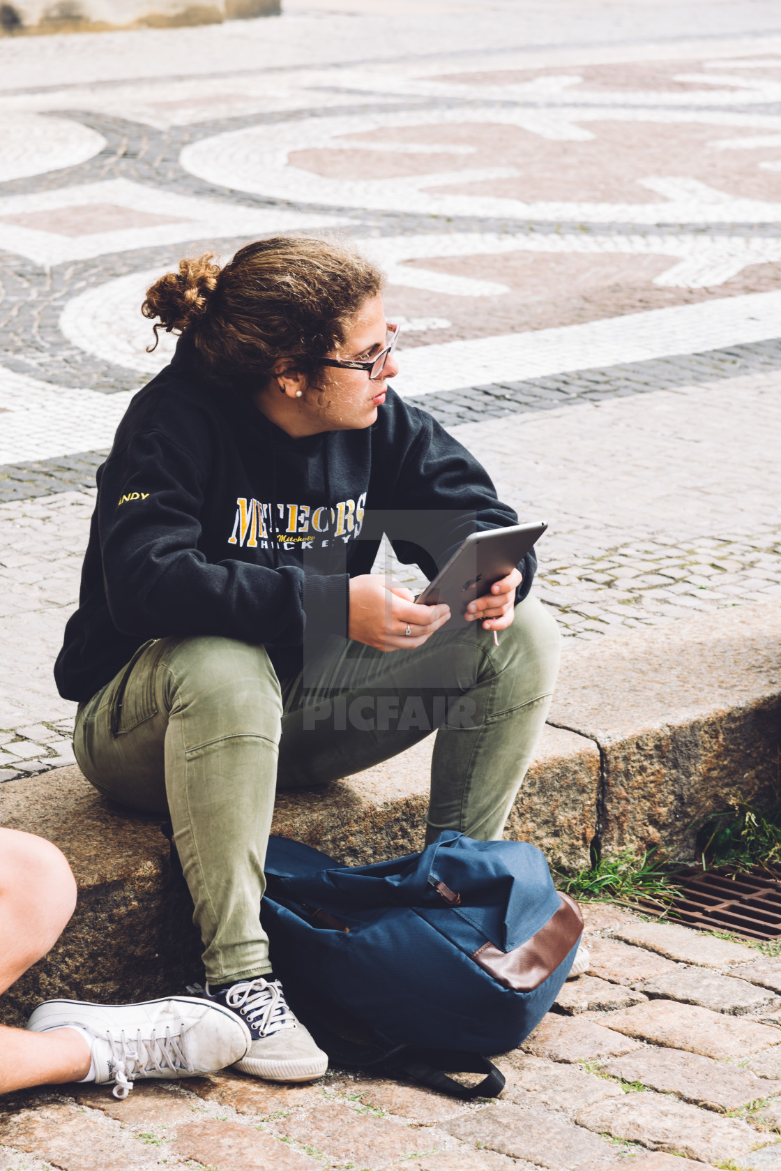 "Unidentified young tourist woman is sitting in Amalienborg holdi" stock image