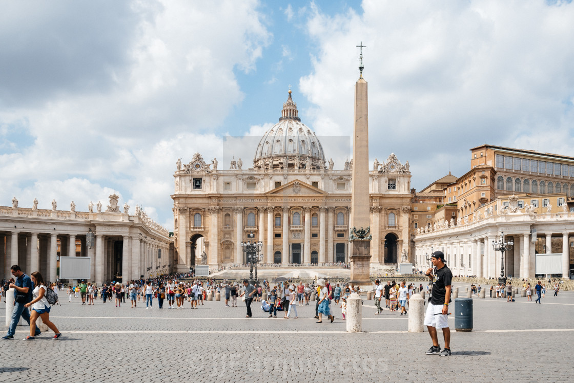 "St Peters Square with a crowd of tourists a summer day" stock image