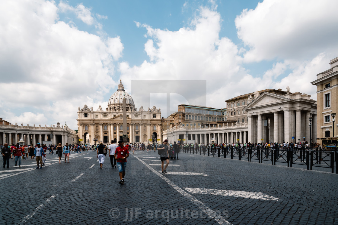 "St Peters Square with a crowd of tourists a summer day" stock image