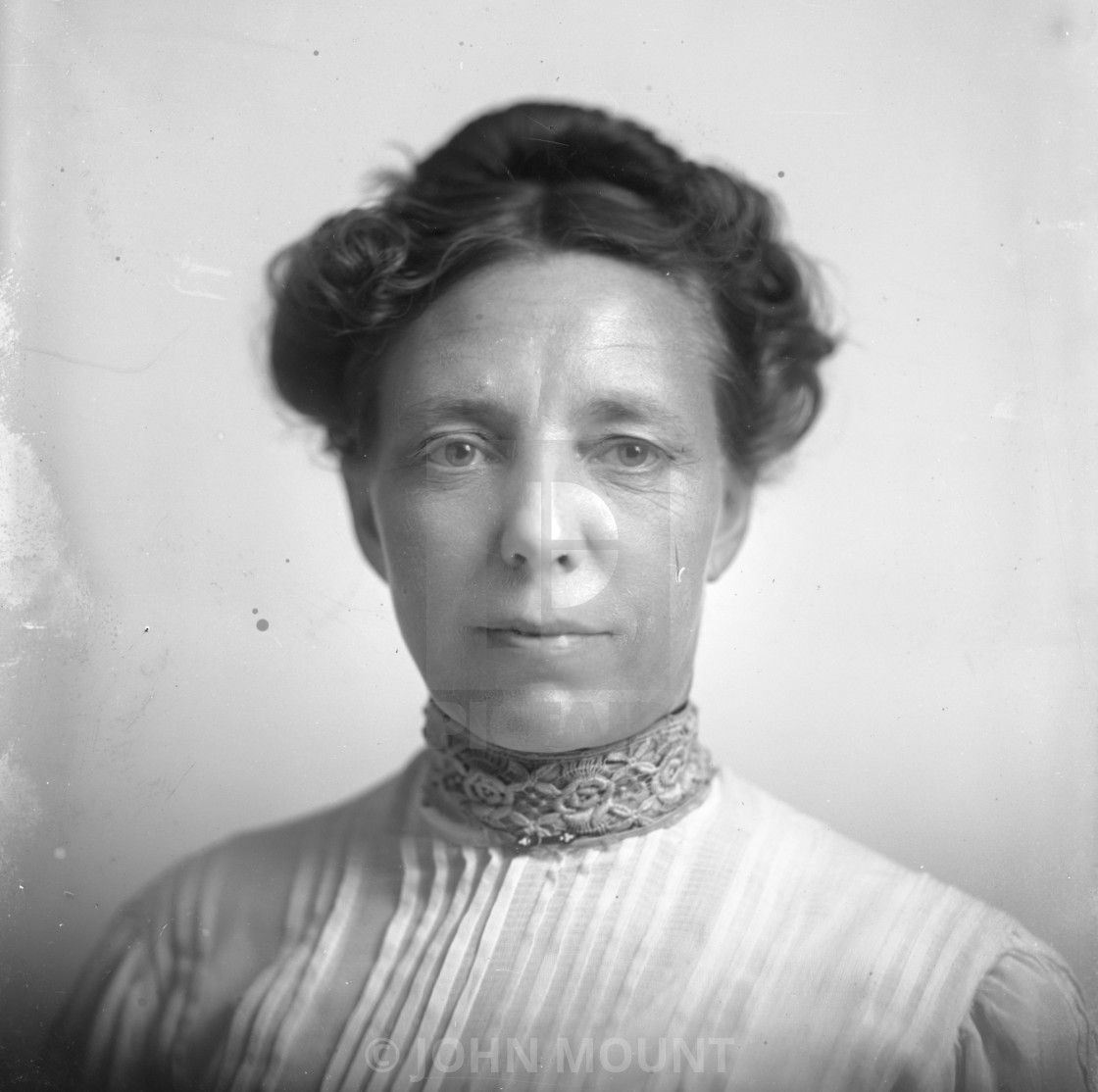 "VINTAGE STUDIO PORTRAIT OF WOMAN" by JOHN MOUNT - £20.00 "VINTAGE STUDIO PORTRAIT OF WOMAN" stock image