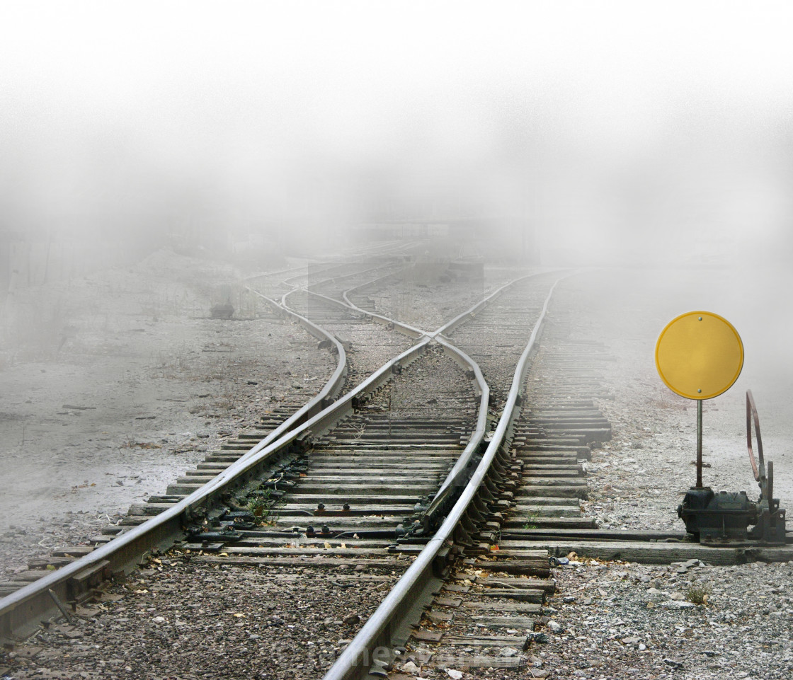 дорога с точками. след поезда какой. рисунок изгибающейся железной дороги.