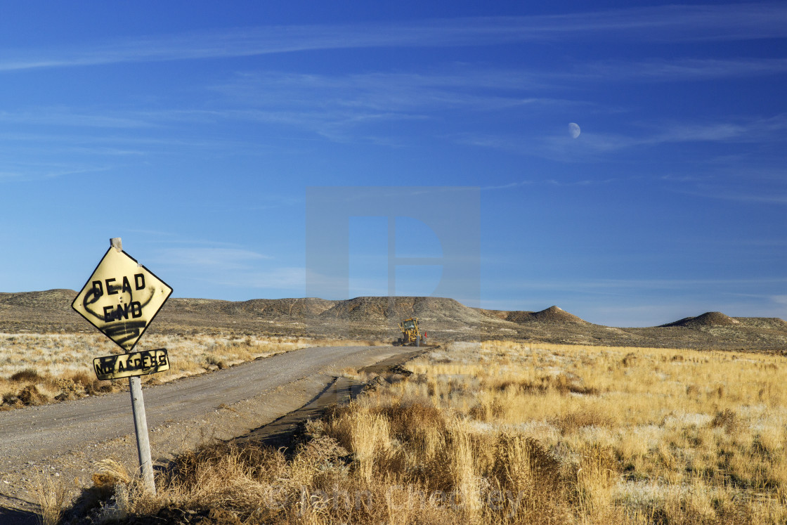 dead end sign on a dead end road in the desert Stock Photo