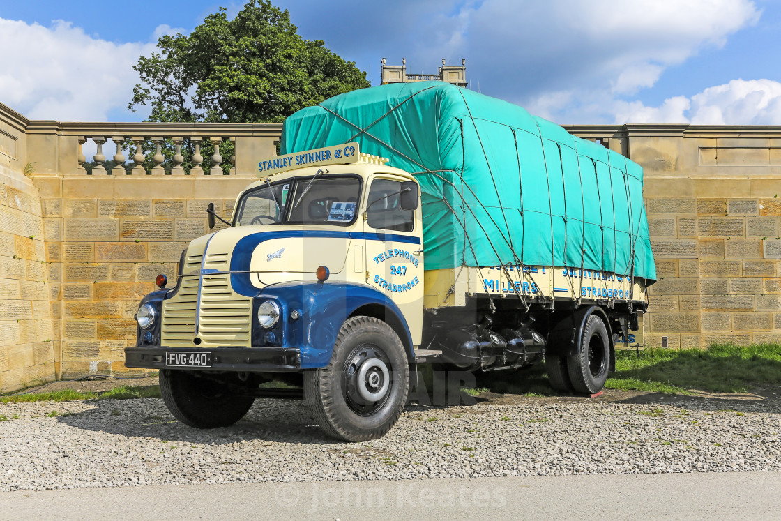 "1953 Leyland Comet 90 Dropside, Reg No. FVG440 in the colours of" stock image