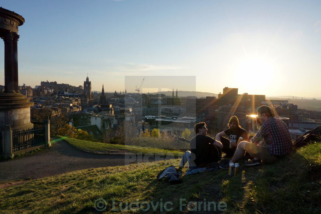 "Friends at Calton Hill Sunset - Edinburgh" stock image