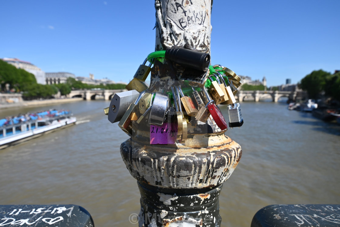 Cadenas Pont Des Arts Paris License Download Or Print For 37 Photos Picfair
