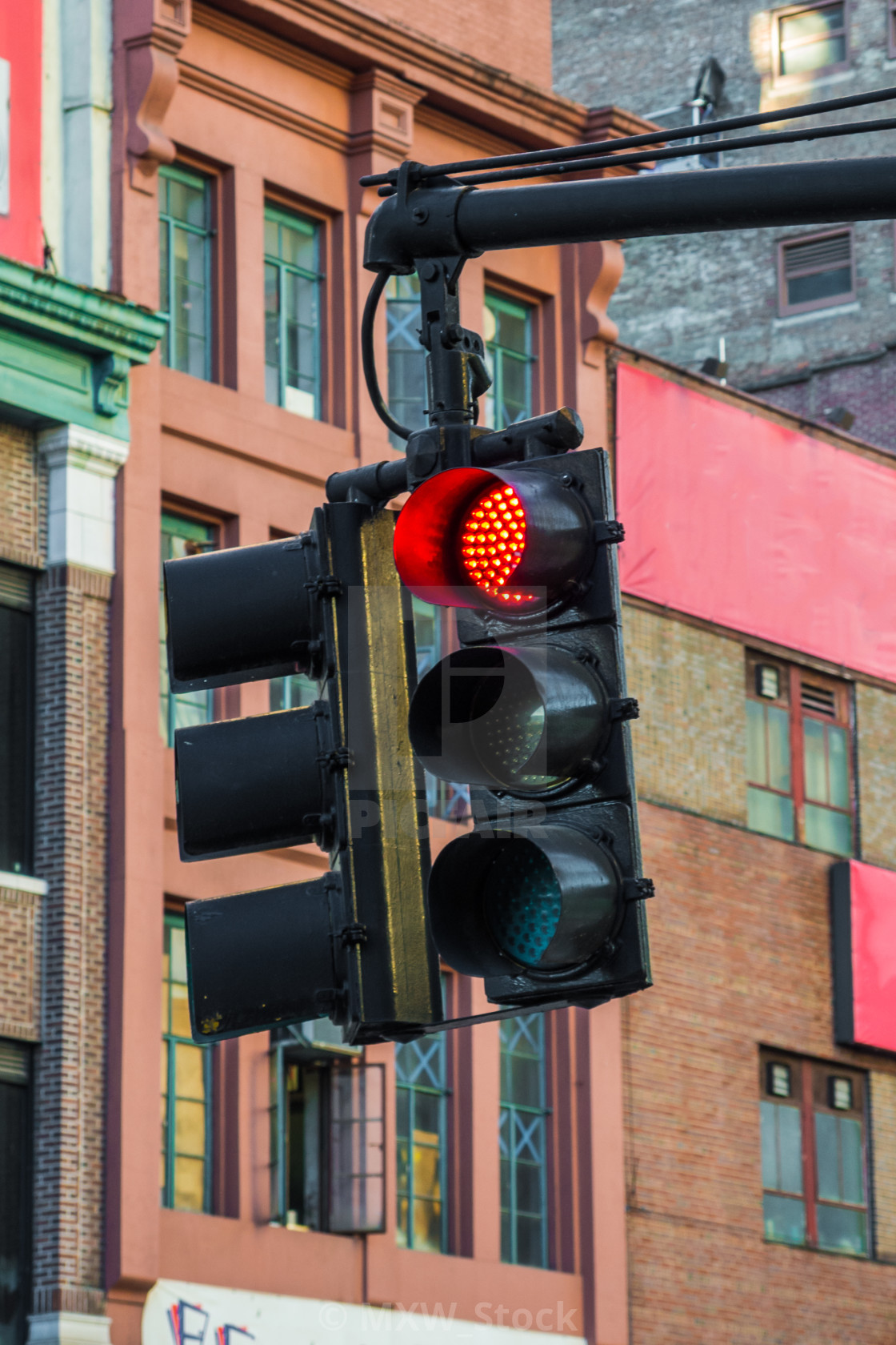 Skrivemaskine Revisor skrå Red traffic light signal hanging in streets of New York - License, download  or print for £4.46 | Photos | Picfair