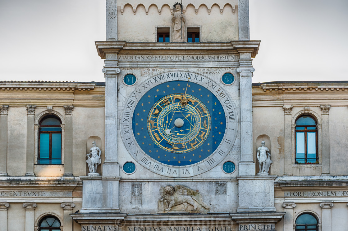 Италия часовой. Астрономические часы Брешиа Италия. Астрономические часы в Италии Падуя. Башенные часы Падуя. Площадь Синьори Падуя часы.