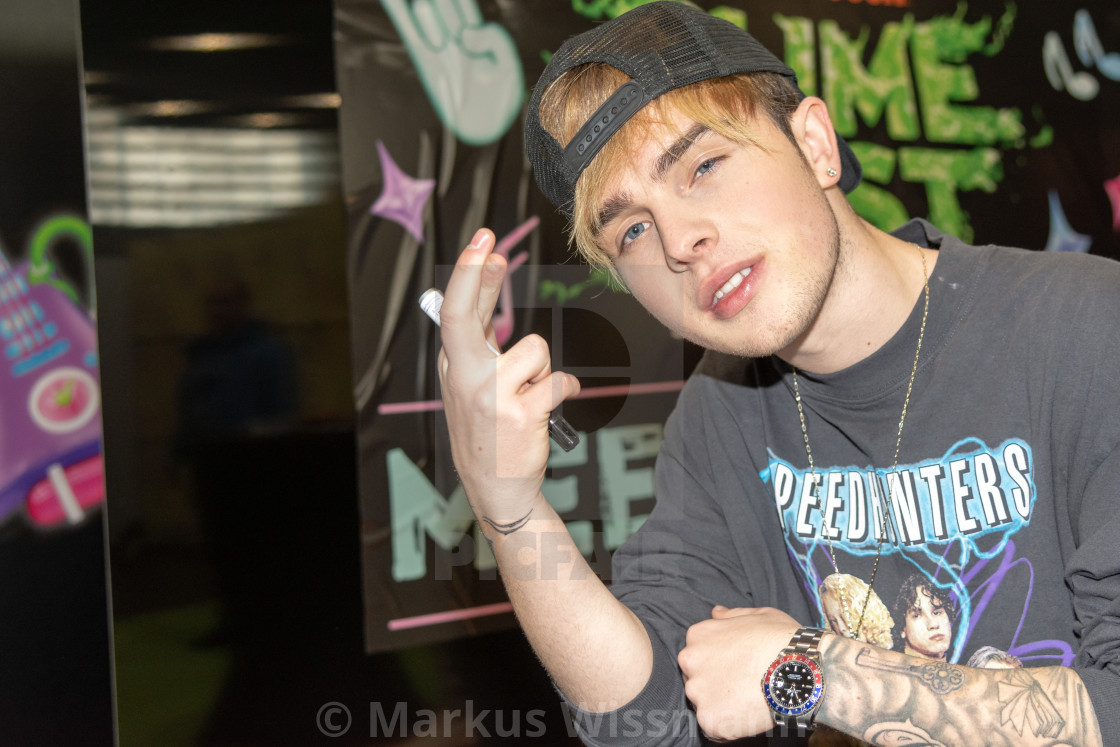 Dortmund Germany December 1st 2018 Mike Singer At German Comic Con Dortmund License Download Or Print For 12 40 Photos Picfair Early in childhood, she sang with her siblings in a small club owned by her parents. https www picfair com pics 07546889 dortmund germany december 1st 2018 mike singer at german comic con dortmund