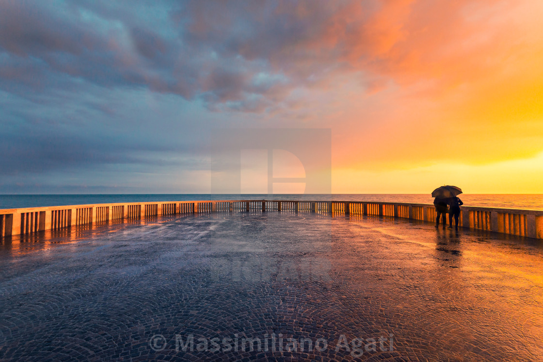 "The natural spectacle of a splendid sunset while it is still raining" stock image