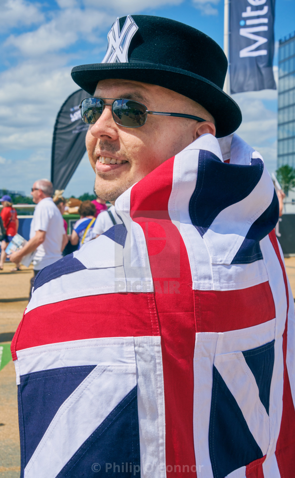 Fan wears Yankees and Red Sox hat in London