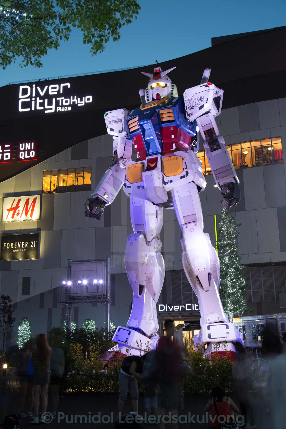 ODAIBA,TOKYO-CIRCA JUNE 2014: This is 1:1 replica of titular japanese robot anime Gundam. Standing 18m tall on circa June 2014 - License, download or print for £ | Photos | Picfair ODAIBA,TOKYO-CIRCA JUNE 2014: This is 1:1 replica of titular japanese robot anime Gundam. Standing 18m tall on circa June 2014 - License, download or print for £ | Photos | Picfair