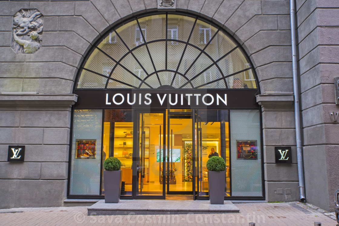 Cửa Hàng Louis Vuitton Ở Thượng Hải Hình ảnh Sẵn có  Tải xuống Hình ảnh  Ngay bây giờ  Sang trọng Thượng Hải Trung tâm thương mại  Cửa hàng bán  lẻ  iStock