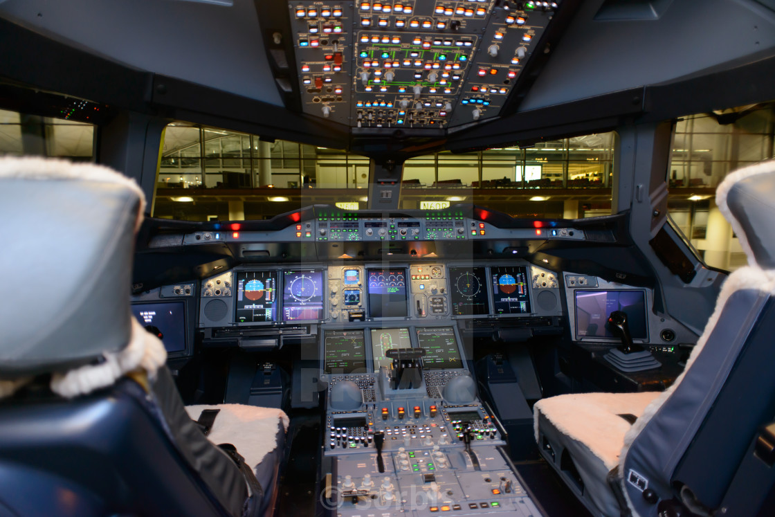 cockpit a380 emirates