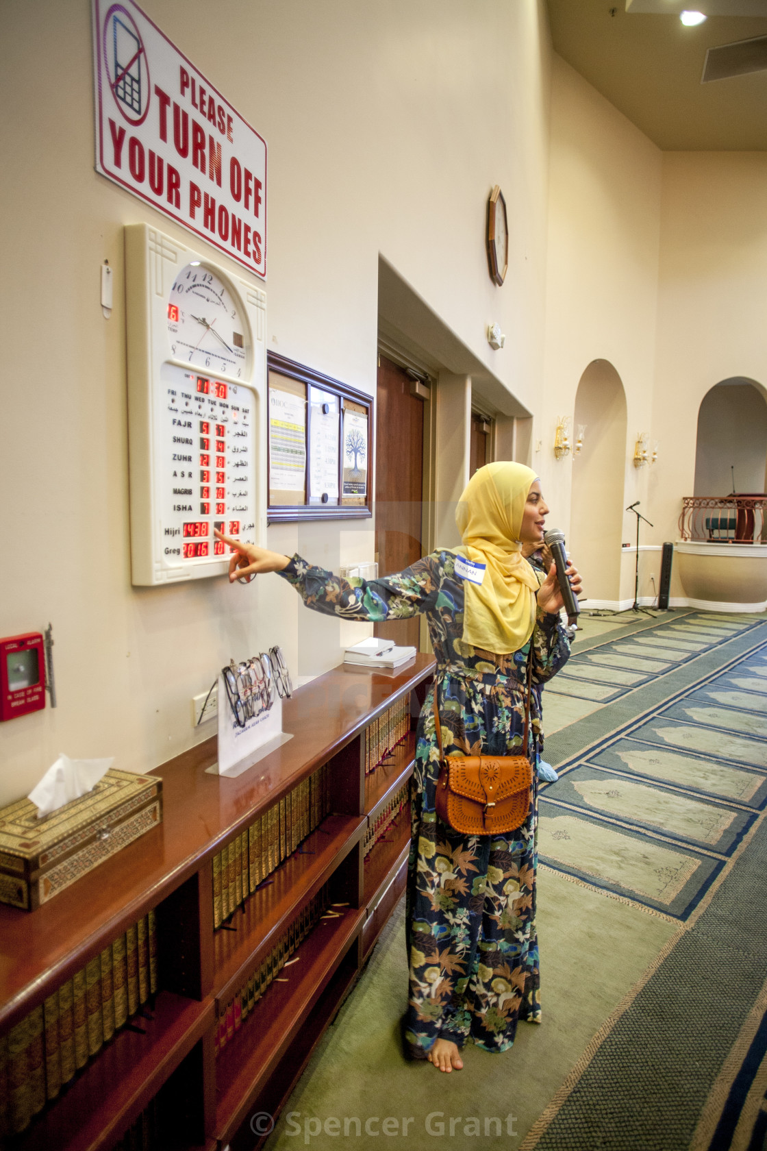 A Muslim Woman In Traditional Middle Eastern Clothing Explains The