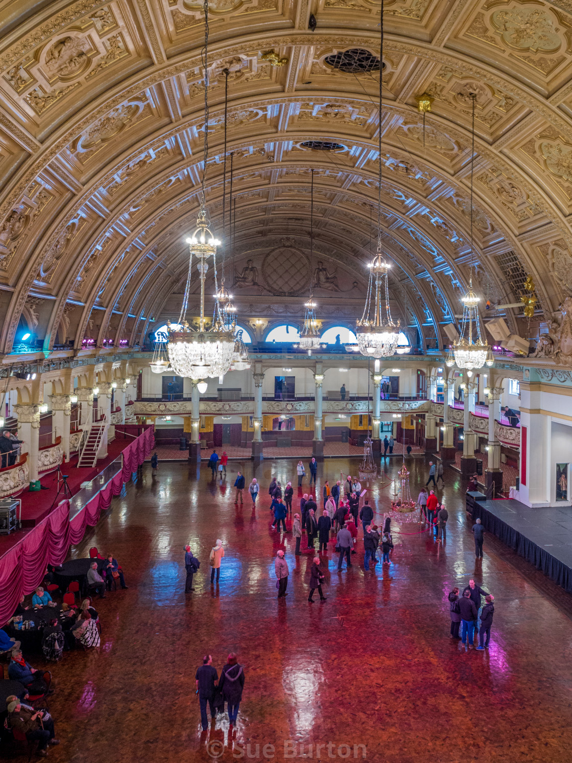 Get Wallpaper Visitors Enjoying The Splendour Of The Empress Ballroom At Desktop Wallpaper