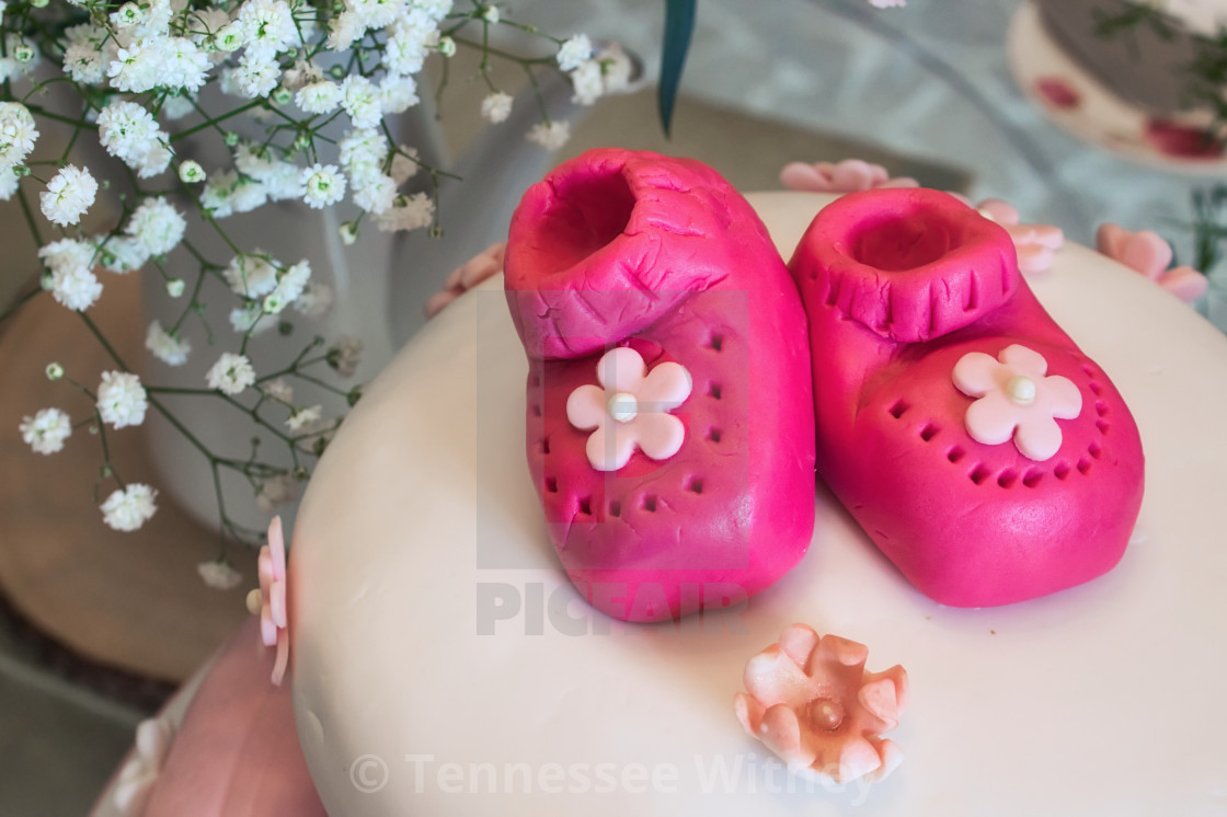 "Baby shower cake with little pink marzipan booties for a girl and a floral..." by Tennessee Witney - £4.91 "Baby shower cake with little pink marzipan booties for a girl and a floral..." stock image
