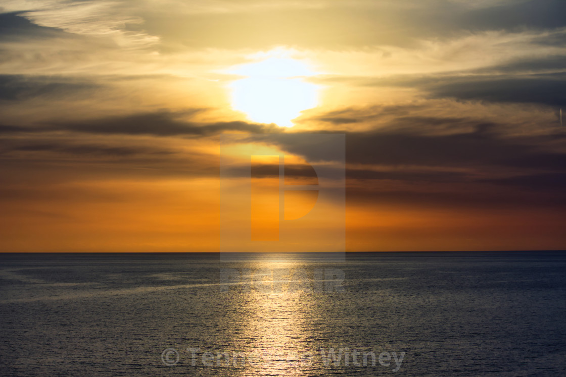 "Stunning sunset in a dramatic sky above a serene, calm ocean" by Tennessee Witney - £4.91 "Stunning sunset in a dramatic sky above a serene, calm ocean" stock image
