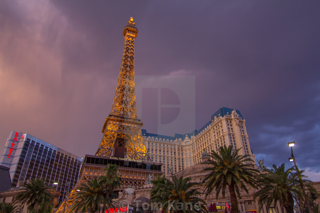 Free Stock Photo of Night View Of Eiffel Tower Restaurant