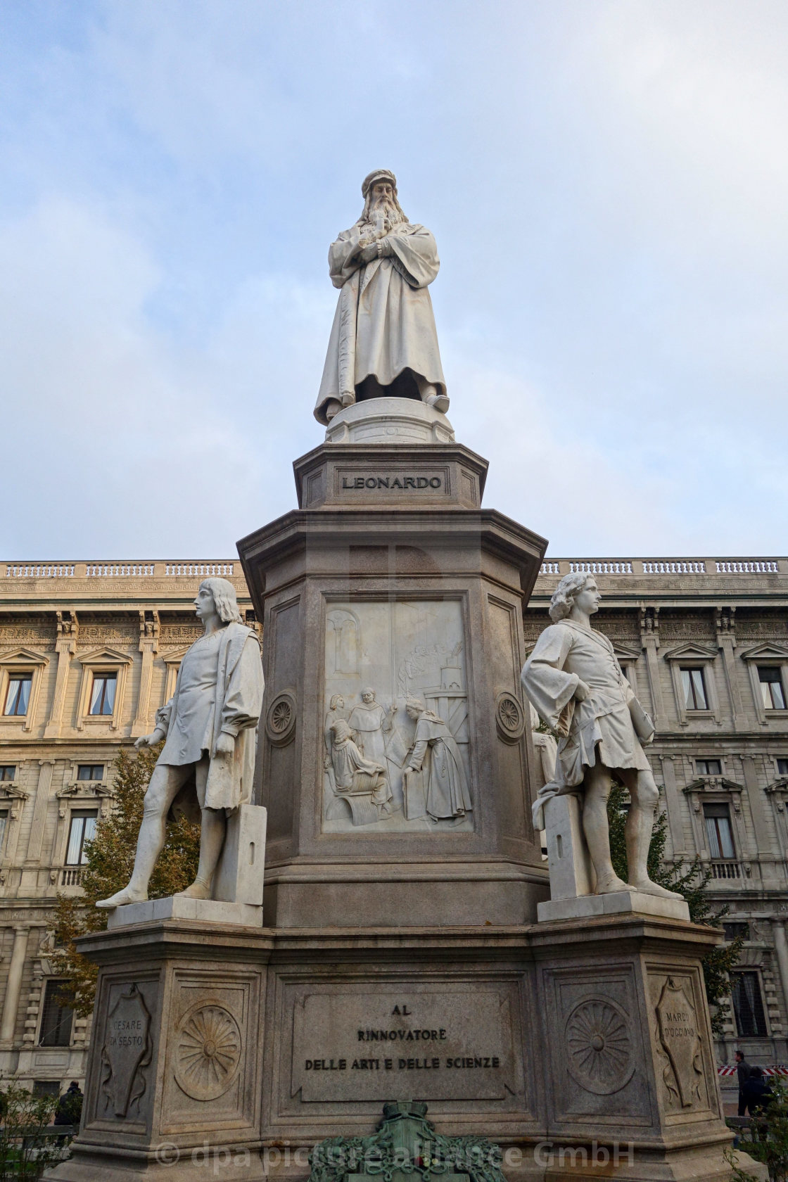 Italy Milano Statue Leonardo Da Vinci License Download Or Print For 3 72 Photos Picfair