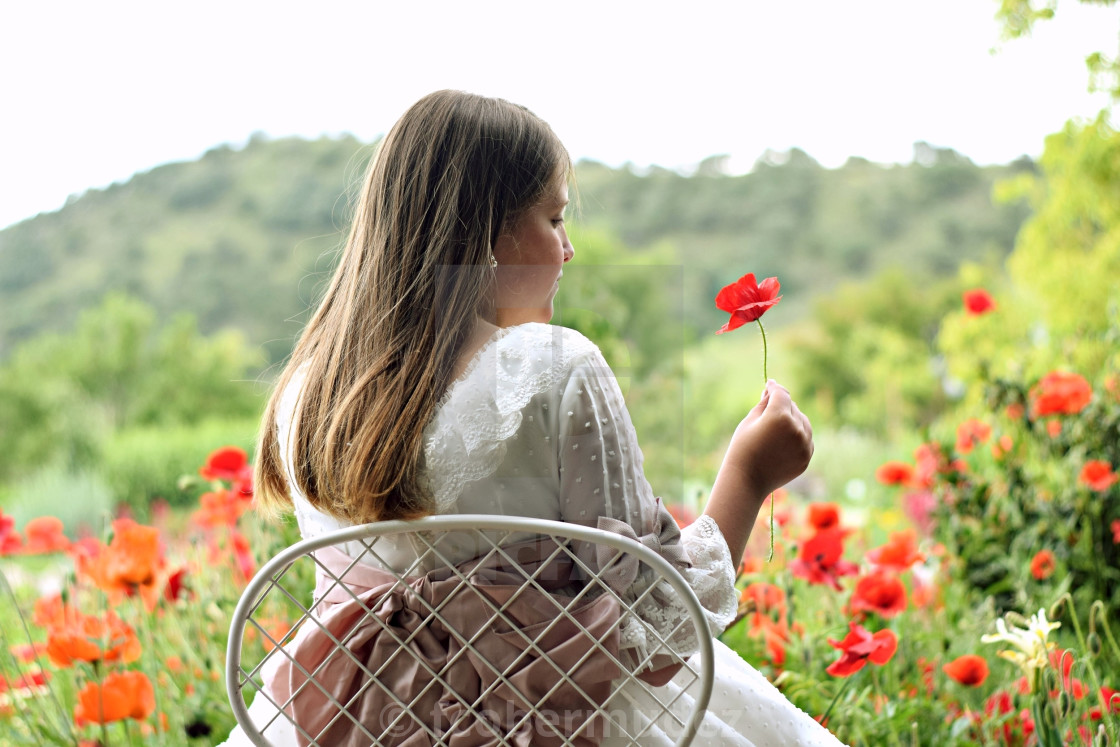 Chica posando en el jardín de flores de primavera - License, download or  print for £24.80 | Photos | Picfair