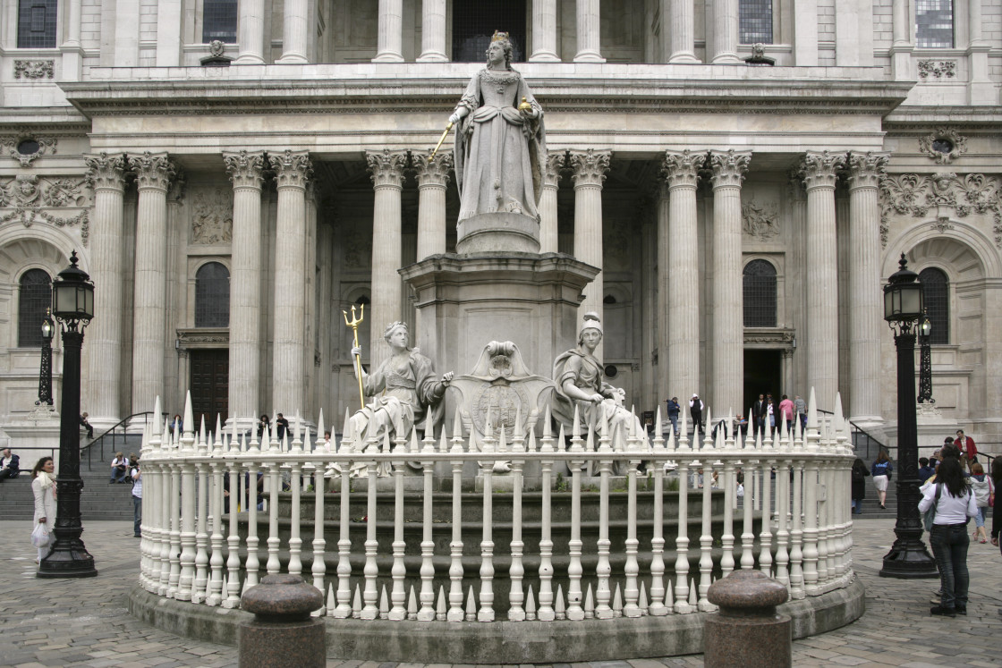 "Queen of England statue,London-69700" stock image