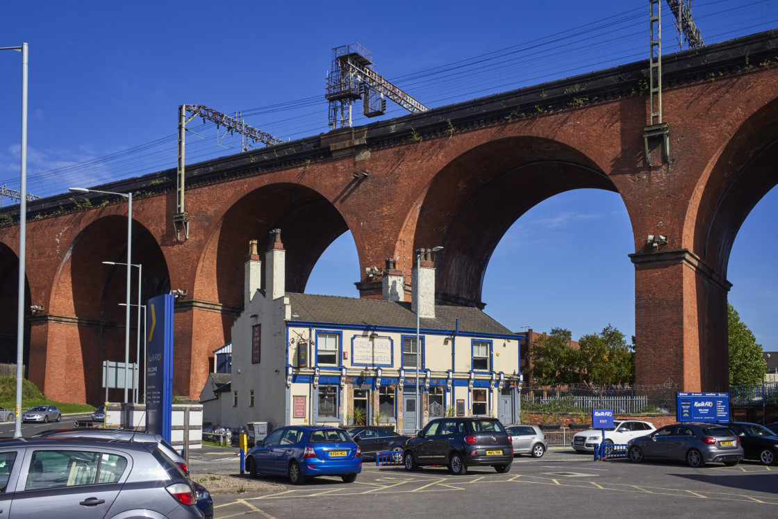 "Crown Inn dwarfed by Stockport viaduct" stock image