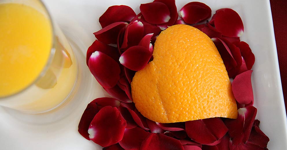 Orangenherz und Rosenblütenblättern