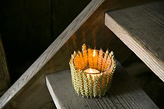 Windlicht aus Ähren auf Treppe