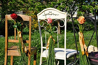 Blumendeko an Stühlen