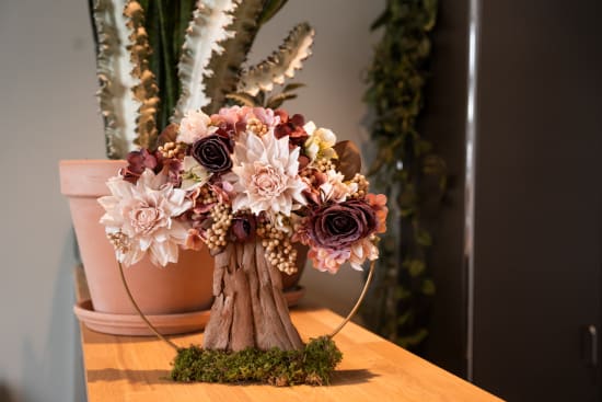 Arbre à fleurs sur une commode 