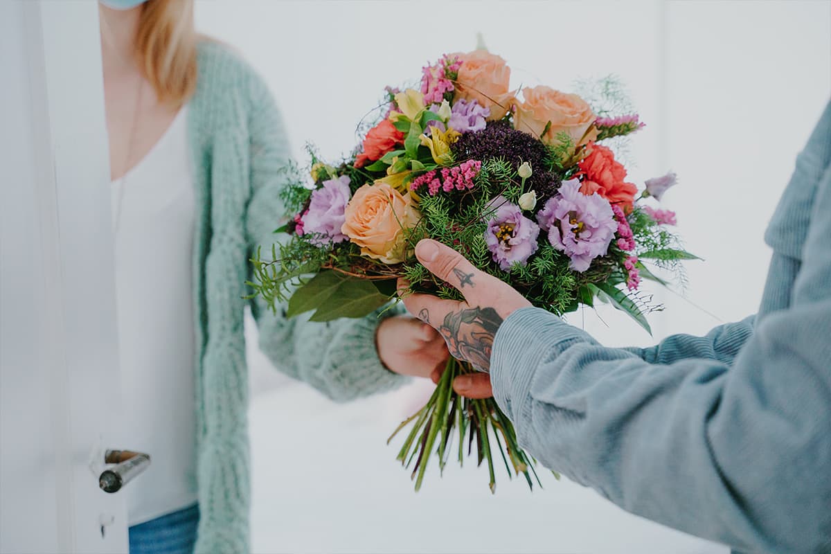 Gute Besserungsblumen schenken.