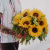 Media 2 - Sunflowers Pure with Gottlieber Hüppen and hanging gift tag «Good Luck»