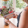 Media 2 - Wiesenstrauss «Soft Bloom» mit Munz Schoggi-Tafel «Happy Birthday»